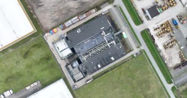 Bir veri merkezi, internet ve bulut altyapı binasına tepeden tırnağa kuşların bakış açısı.