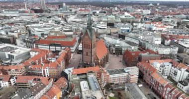 Hanover 's Iconic Marktkirche. Şehir manzarası ve ufuk çizgisi genel görünümü. Hava aracı görüntüsü. Eski Hanover kasabasındaki Evanjelik Luteryan St. Georgii et Jacobi pazar kilisesi. Havadan