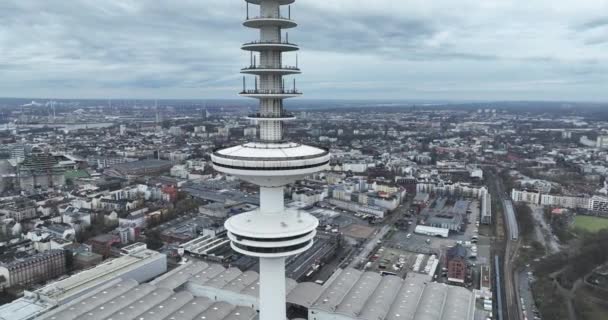 ハンブルクのテレビ塔 ドイツ 街のアイコニックランドマーク テレコミュニケーションタワー 空中ドローンビュー — ストック動画