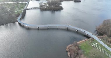 Almere, Flevoland, Hollanda 'daki Weer Nehri üzerindeki köprü..