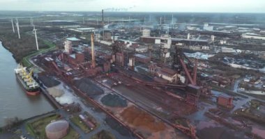 Bremen, Free Hanseatic City, Bremen, Almanya, 29 Aralık 2023: ArcelorMittal Bremen Almanya 'nın Bremen kentinde Weser Nehri kıyısında bir çelik fabrikası. Hava aracı görünümü.