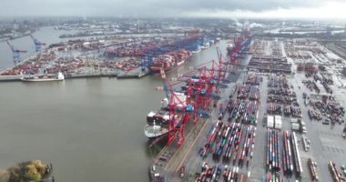 Hamburg, Almanya, 30 Aralık 2023: Hamburg konteynır limanı. Liman operasyonları, vinçler ve büyük konteyner gemileri. Hava aracı görünümü.