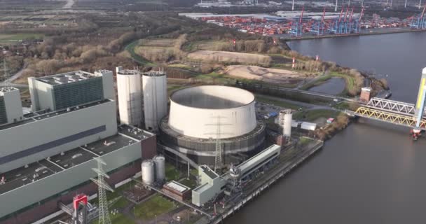 化石燃料 石炭はドイツのハンブルク港で発電所を発電した 鳥の目 空中ドローンビュー — ストック動画