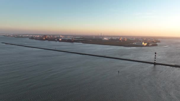 ロッテルダムのヨーロッパ ホエック オランダの海から見た大型工業港 カランダカナルと北海 鳥の目 空中ドローンビュー — ストック動画