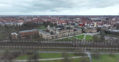 Harici kuşlar Almanya 'daki Leibniz Üniversitesi Hannover' ın insansız hava aracı görüntüsünü izliyorlar. Kamu araştırma üniversitesi. Bilgi, eğitim ve bilim.