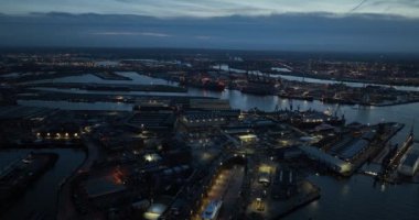 Alacakaranlıkta Almanya 'nın Hamburg limanına kuşların bakış açısı.