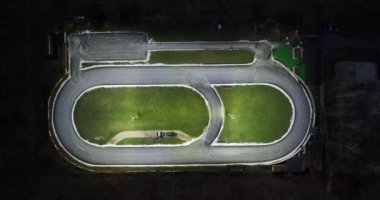 Oval buz pateni pisti, kış sporları buz pateni kulübü pisti. Kuşların gözü yukarıdan drone görüntüsü.