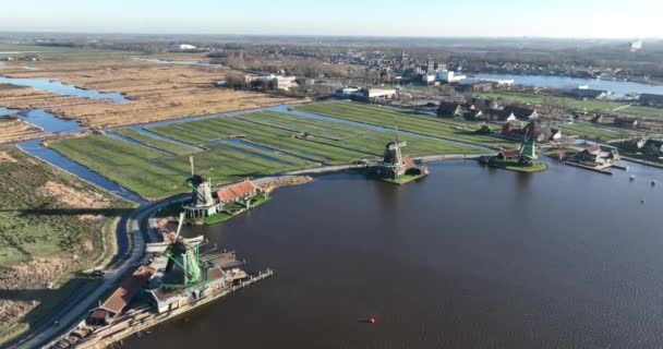 鳥はザイエンシュラン 歴史的な風車 オランダの風景の空中ドローンビューを見ます 主要なランドマークと観光名所 — ストック動画