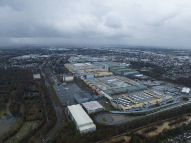 Bremen, Almanya, 29 Aralık 2023 Mercedes Benz fabrikası. Bremen 'deki Mercedes-Benz fabrikası. Mercedes Benz arabalarının yapımı ve montajı için bir tesis. Havadan kuşların bakış açısı.