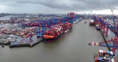 Hamburg, Almanya, 30 Aralık 2023: Hamburg Limanı 'ndaki Urchardkai Konteynır Terminali.