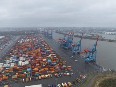 Hamburg, Almanya, 30 Aralık 2023: İzin konteyner terminali, nakliye gemilerine konteynır yükleme ve boşaltma.