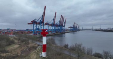 Hamburg, Almanya, 30 Aralık 2023: İzin konteyner terminali, nakliye gemilerine konteynır yükleme ve boşaltma.