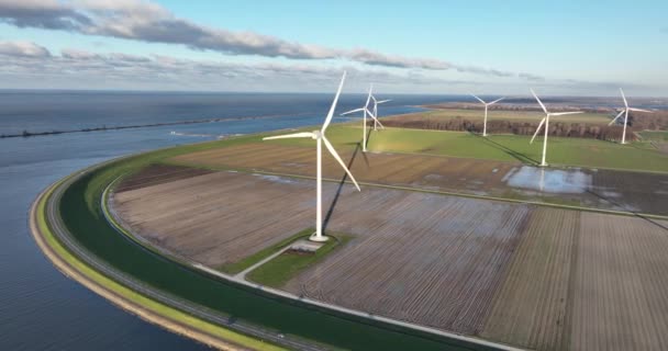 Landelijk Gebied Langs Waterlijn Windturbines Opwekken Van Elektriciteit — Stockvideo