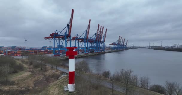 ハンブルク ドイツ 12月30日 2023年 より長いコンテナターミナル 輸送船のコンテナの積載と荷下ろし — ストック動画