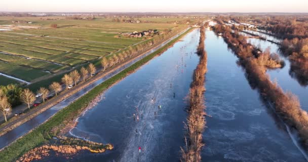 Zugefrorener See Den Niederlanden Die Leute Laufen Winter Schlittschuh Drohnen — Stockvideo