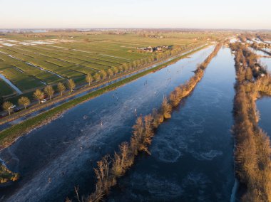 Vahşi doğada buz pateni. Doğal buz, Hollanda kültürü, gelenekler ve kış sporları. Maarssen, Hollanda.