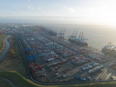 Bremerhaven, Almanya, 29 Aralık 2023: Bremerhaven 'daki konteyner terminali. Hava aracı görünümü.