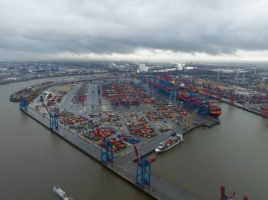 Hamburg, Almanya, 30 Aralık 2023: Hamburg Limanı 'ndaki Urchardkai Konteynır Terminali.