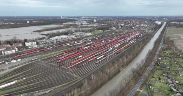 シールズ ドイツ 12月28日 2023年 シールズマーシャリングヤード 鉄道貨物輸送のためのハブ それは重要な列車の形成施設です バーズアイドローンビュー — ストック動画