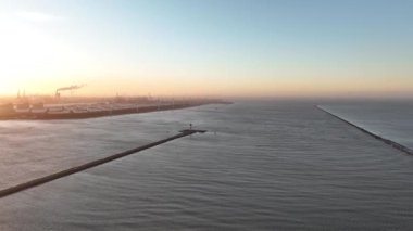 Güney Hollanda 'daki Hoek van Holland kıyı kasabası, Nieuwe Waterweg' in kuzey kıyısında yer alır ve Kuzey Denizi 'ne ulaşır. Rotterdam limanının yanında, kıyı şeridi hava manzaralı..