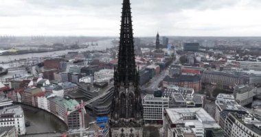 Nikolaiturm, The Sankt Nikolaikirche yakın plan, arka plan. Hamburg 'un merkezindeki şehir manzaraları, tarihi binalar ve simgeler de dahil. Kuş bakışı.