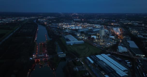ゲルシェンキルチェン スイス 港の産業港の夜間空中ドローンビュー インダスターラルゾーン — ストック動画