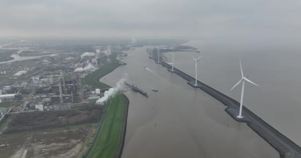 大型船のための化学製品の取付けおよび港の入口の処理し そして生産のデルフェリールの港 オランダの曇りの日 — ストック動画