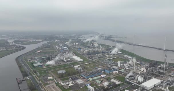 デルフェール港の化学工場 大きなサイロコンテナと工場 鳥の目 空中ドローンビュー — ストック動画