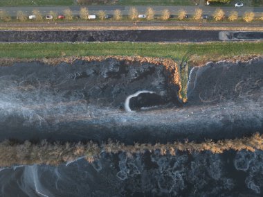 Doğada buz pateni, Hollanda Kış Büyüsü: Donmuş Kanallarda Buz Patencilerinin Hava Görüntüsü.