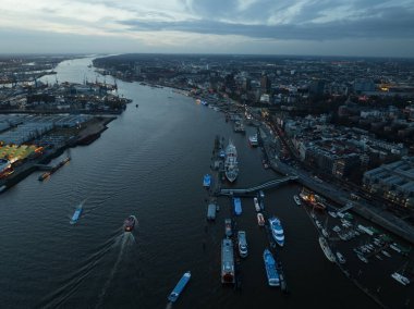 Elbe Nehri, Almanya 'nın büyük bir şehri olan Hamburg' dan geçiyor. Şehir silüeti ve şehir genel görünümü.