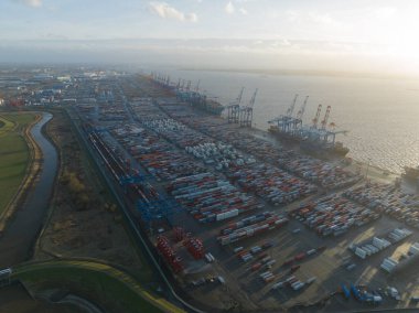 Bremerhaven, Almanya, 29 Aralık 2023: Bremerhaven 'daki konteyner terminali. Kuzey Denizi Terminali Bremerhaven. Kuş bakışı.
