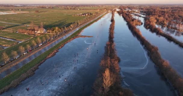 荷兰的冬季传统 人们在自然冰上浮冰 — 图库视频影像