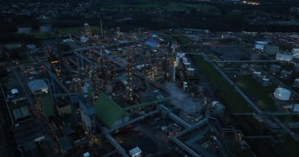 Industriële Raffinaderij Petrochemische Industrie Grote Installatie Nachts Vogels Oog Luchtfoto — Stockvideo