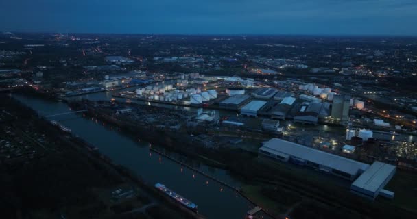 ゲルシェンキルチェンの工業港 ラインヘルン運河沿いの石油化学コンテナ — ストック動画