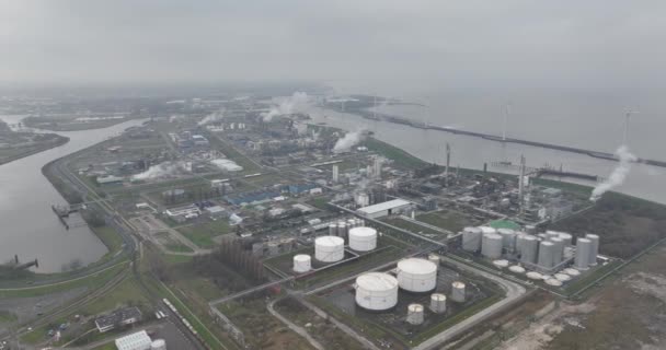 オランダのデルフェルレン フローニンゲン 2023年12月3日 デルフェルデンリ港の化学工場 大きなサイロコンテナと工場 鳥の目 空中ドローンビュー — ストック動画