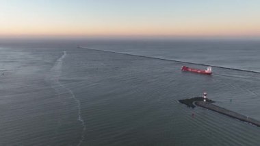 Hoek van Holland limanından ayrılan büyük bir geminin hava görüntüsü Rotterdam 'dan açık kuzey denizine açılan bir kapı..