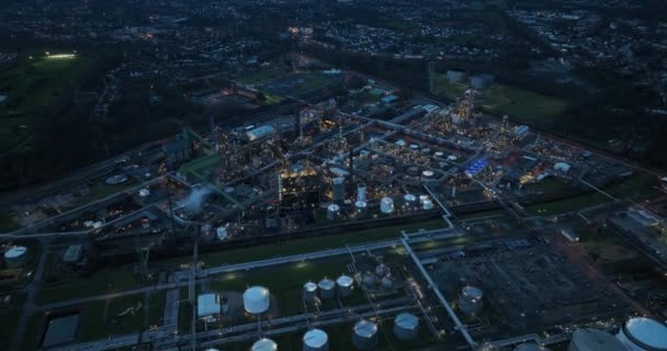 Industrielle Raffinerie Petrochemische Industrie Große Anlage Zur Nachtzeit Drohnen Aus — Stockvideo