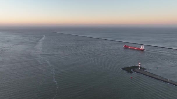 ロッテルダムからオープン北海へのゲートウェイ フエックバンホランドの港を離れた大きなバルク船の航空眺め — ストック動画