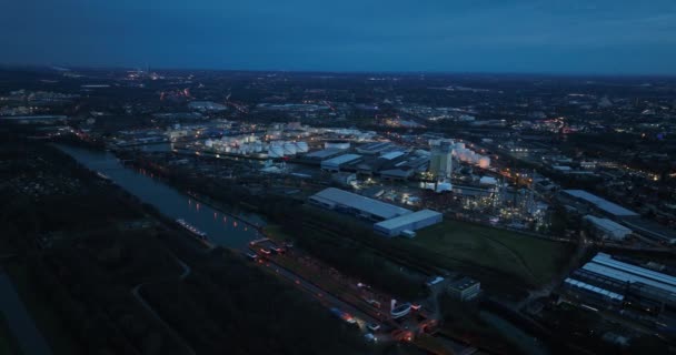 夜间无人驾驶飞机俯瞰工业港口Gelschenkirchen 闸门和港口 指示性区域 — 图库视频影像
