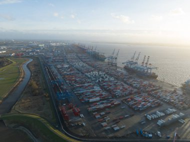 Bremerhaven, Almanya, 29 Aralık 2023: Bremerhaven 'daki konteyner terminali. Hava aracı görünümü.