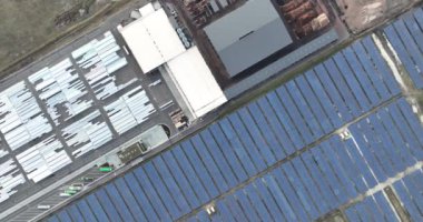 Endüstriyel parktaki güneş panelleri üzerinde sürdürülebilir İklim Görsel İHA görüntüsü. Sürdürülebilir enerji üretimi.
