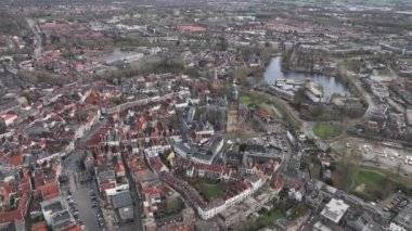 Hollanda 'nın Gelderland kentindeki Ijssel nehri boyunca yer alan Zutphen şehir merkezi şehir manzarası.