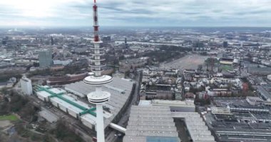 Hamburg, Almanya 'nın televizyon kulesinde hava görüntüsü. Şehir silueti simgesi. Telekomünikasyon kulesi. İletişim ve multimedya altyapısı. Şehir simgesi.