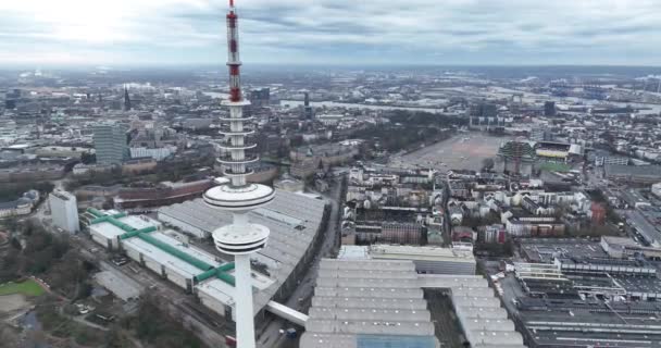 ドイツのハンブルクのテレビタワーの空中ビュー 都市のスカイラインランドマーク テレコミュニケーション塔 トランスミッションとマルチメディアインフラ シティアイコン — ストック動画