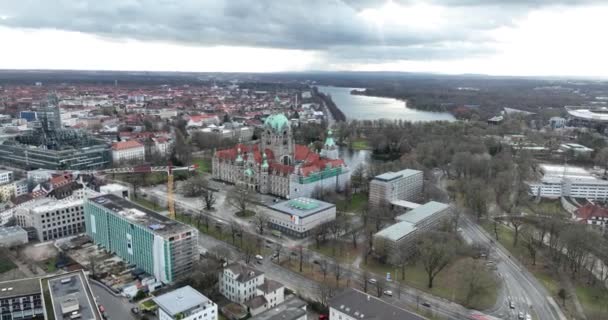 在德国汉诺威的Rathaus上空俯瞰飞机 新市镇会堂移交 — 图库视频影像