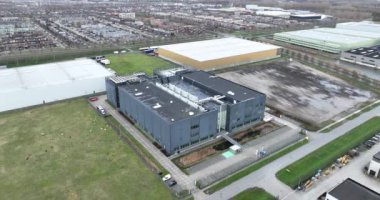 Almere, Flevoland, Hollanda, 7 Ocak 2023: İnternet bulut altyapısı, yapay zeka altyapısı. İnternet inşaatı için donanım. Kuş gözü hava aracı görüntüsü.