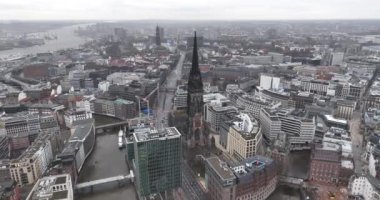Hamburg, Almanya, 31 Aralık 2023: Nikolaiturm, The Sankt Nikolaikirche veya Saint Nicholas Kilisesi Altstadt 'ta Hamburg şehir merkezinde büyük bir kilise. Kuş bakışı hava manzarası.