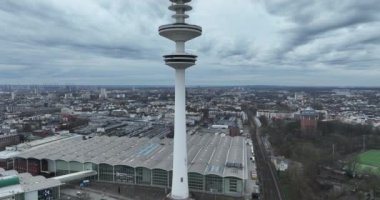 Hamburg, Almanya 'nın televizyon kulesinde hava görüntüsü. Şehir silueti simgesi. Telekomünikasyon kulesi. İletişim ve multimedya altyapısı. Şehir simgesi.