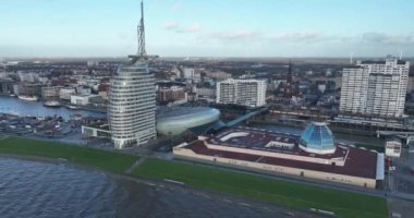 Bremerhaven şehrinin silueti, şehrin simge binaları. Almanya 'nın kuzeyinde büyük bir şehir. Sahil şeridi bulvarı binaları ve şehir mimarisi. Havadan kuşların bakış açısı.