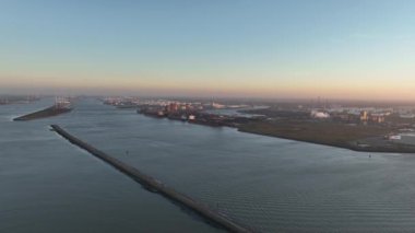 Güney Hollanda 'daki Hoek van Holland kıyı kasabası, Nieuwe Waterweg' in kuzey kıyısında yer alır ve Kuzey Denizi 'ne ulaşır. Rotterdam limanının yanında, kıyı şeridi hava manzaralı..